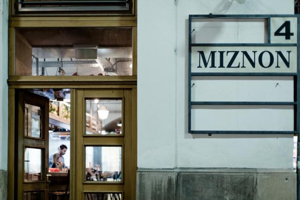 Der Eingang zum Restaurant Miznon mit der Nummer 4.