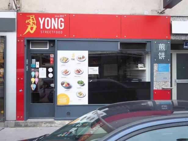 Die Fassade von „Yong Streetfood“ mit Speisekarte und dem Schriftzug seit 2015.