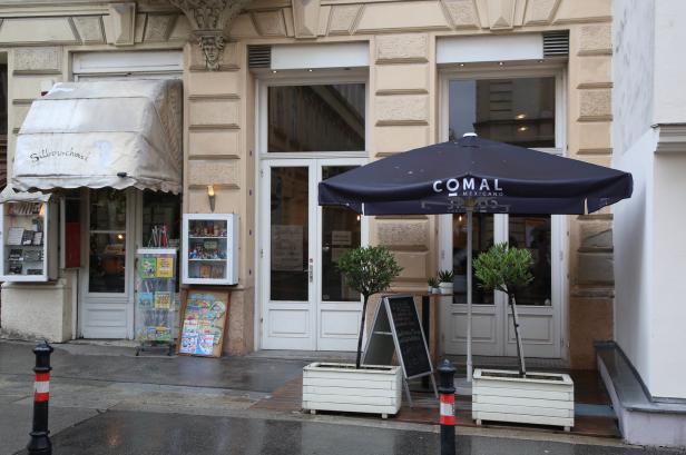 Ein Silbergeschäft und das mexikanische Restaurant „Comal“ in einer Stadt.