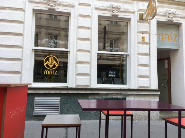 Das Restaurant „Maíz“ mit Tischen vor der Tür lädt zum Verweilen ein.