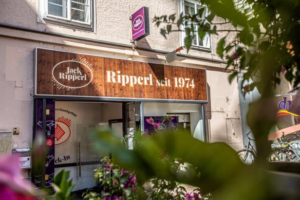 Das Geschäft „Jack the Ripperl“ wirbt mit dem Slogan „Ripperl seit 1974“.