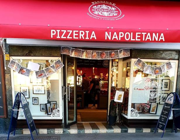 Die Fassade der Pizzeria Napoletana „Da Ferdinando“ mit roter Markise.