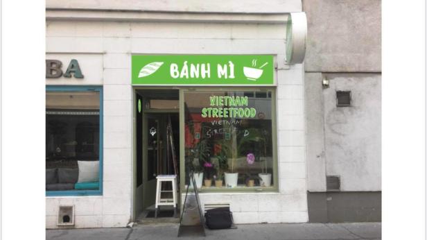 Die Fassade eines Restaurants, das vietnamesisches Streetfood und Bánh Mì anbietet.