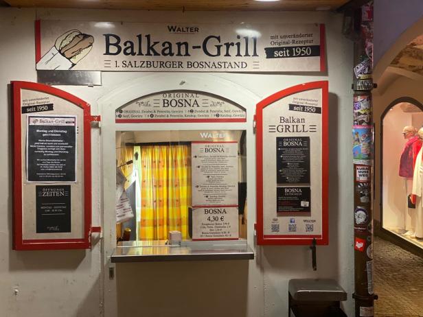 Der „Balkan-Grill“, ein Salzburger Bosna-Stand, wirbt mit seinem Original-Rezept seit 1950.