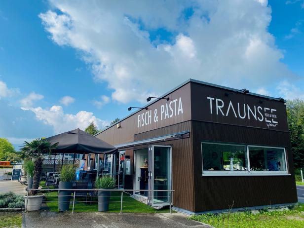 Das Restaurant „Fisch & Pasta Traunsee“ an einem sonnigen Tag.