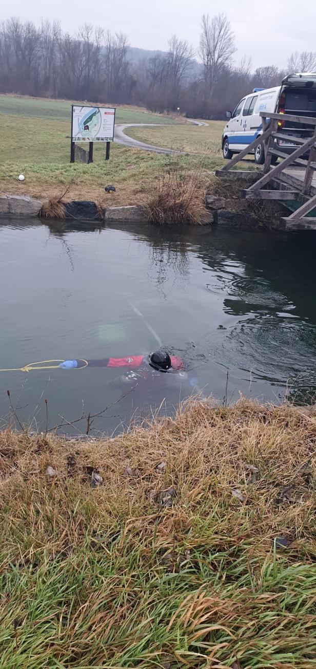 Verkehrstafeln, Einkaufswägen: Was die Wasserrettung in der Traisen fand