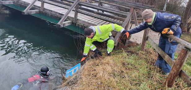 Verkehrstafeln, Einkaufswägen: Was die Wasserrettung in der Traisen fand