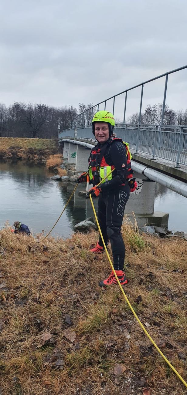 Verkehrstafeln, Einkaufswägen: Was die Wasserrettung in der Traisen fand