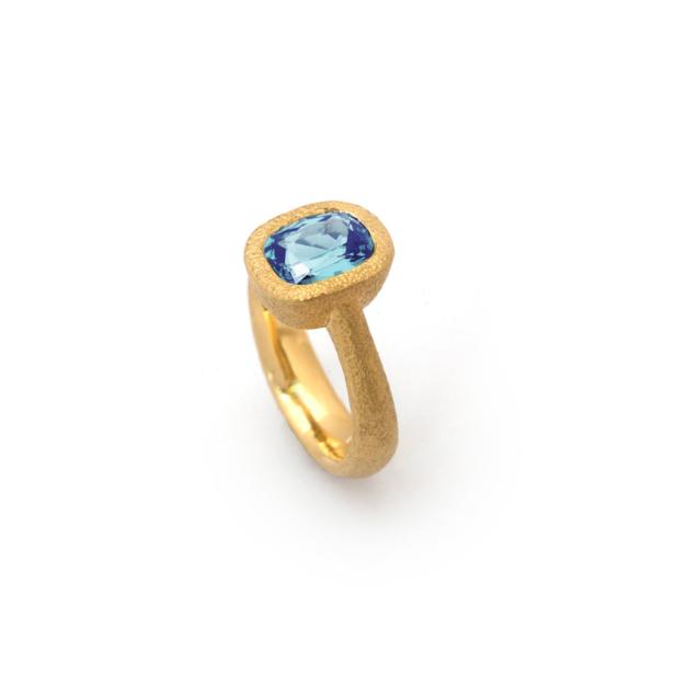 Ein goldener Ring mit einem hellblauen Stein auf einem weißen Hintergrund.