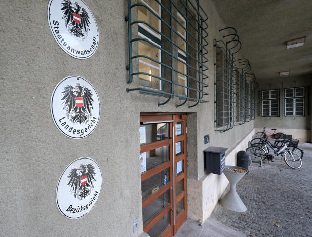 Einganstür des Landesgericht Krems 