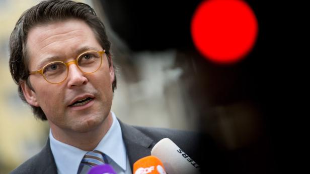 Christian Lindner spricht in Mikrofone verschiedener Nachrichtensender.