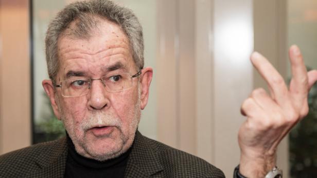 Ein älterer Mann mit Brille gestikuliert mit der Hand.