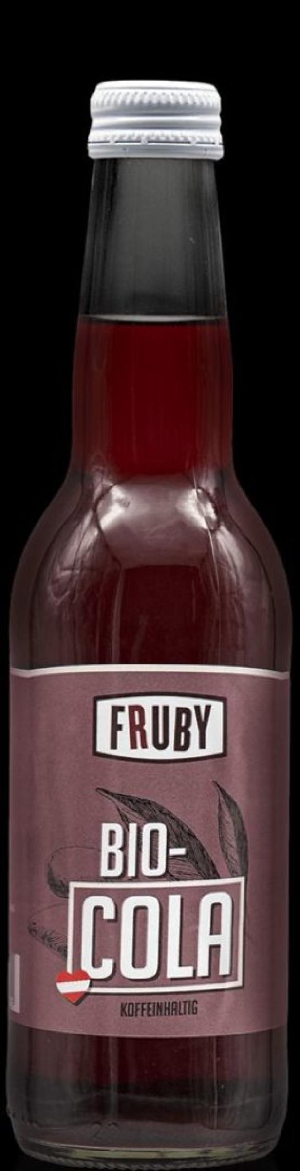 Eine Flasche „Fruby Bio-Cola“ mit österreichischer Flagge auf dem Etikett.