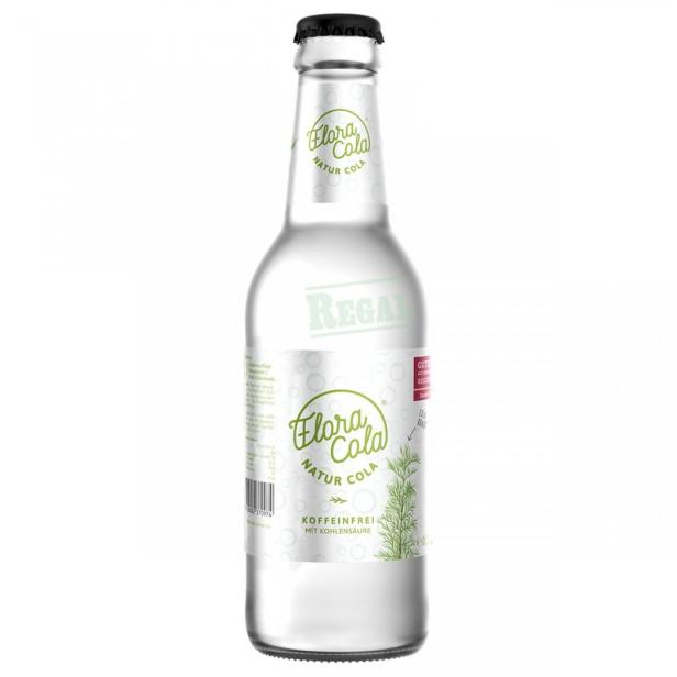 Eine Flasche Flora Cola Natur Cola, koffeinfrei und mit Kohlensäure.