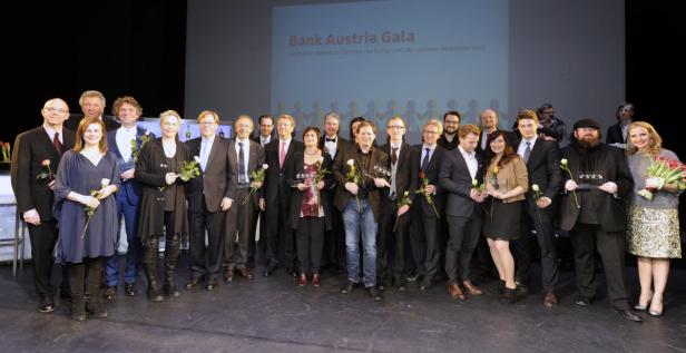 Eine Gruppe von Menschen posiert auf der „Bank Austria Gala“ mit Rosen und Auszeichnungen.