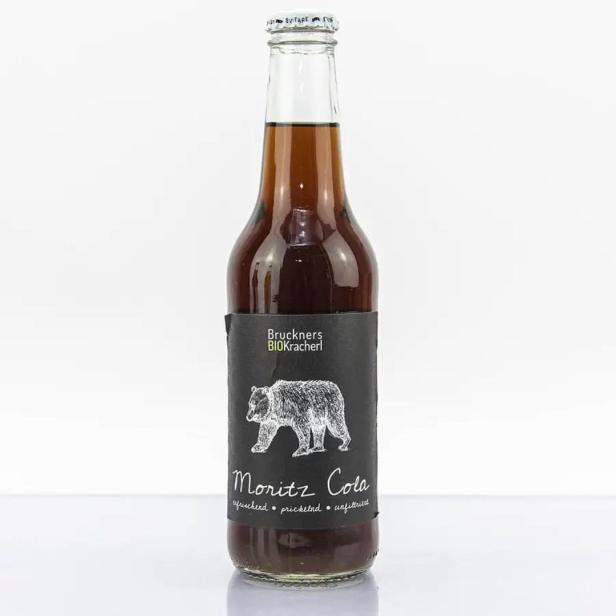 Eine Flasche „Moritz Cola“ von Bruckners BIOkracherl mit einem Bären auf dem Etikett.