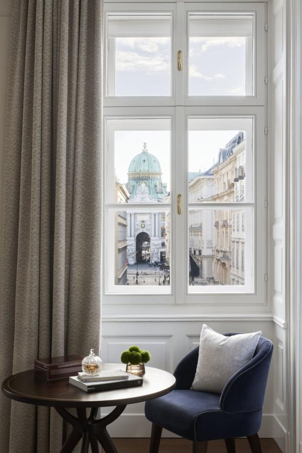 Blick aus einem Fenster auf die Hofburg in Wien.