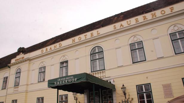 Das Grand Hotel Sauerhof, erbaut 1820, mit gelber Fassade.