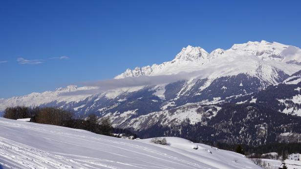 Verschneite Berge unter einem strahlend blauen Himmel.