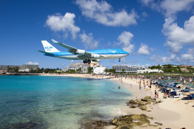 Ein KLM-Flugzeug landet am Strand von Maho Beach auf St. Maarten.