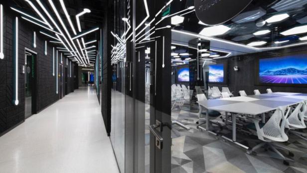 Ein moderner Büroraum mit einem langen Flur und einem Konferenzraum.