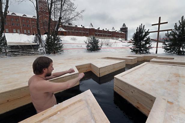 Sprung ins eiskalte Wasser: Millionen nehmen rituelles Eisbad