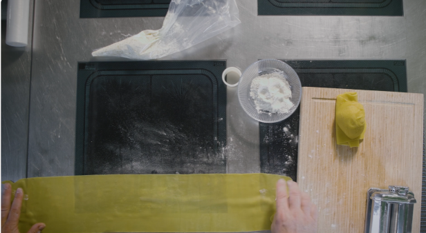 Die Zubereitung von hausgemachter Pasta auf einer Küchentheke.