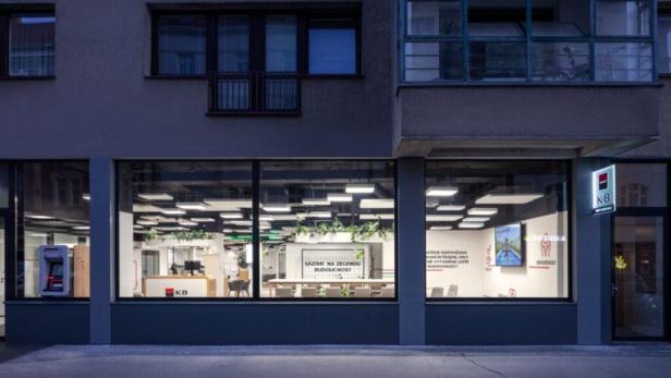 Die Fassade einer KB Bankfiliale mit großen Schaufenstern.