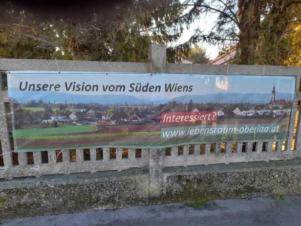Ein Banner wirbt mit dem Slogan „Unsere Vision vom Süden Wiens“ für Lebensraum Oberlaa.