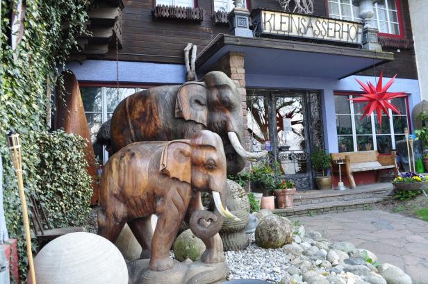 Zwei geschnitzte Holzelefanten vor dem „Kleinsasserhof“.