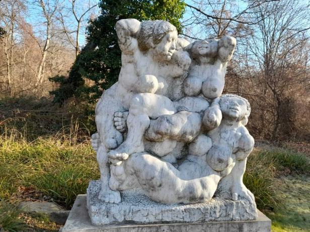 Eine Skulptur von drei weiblichen Figuren im Kurpark Oberlaa.