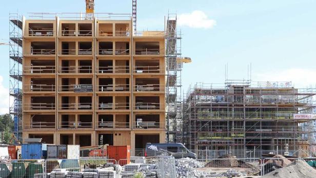 Im Bau: Ein hohes Holzgebäude im Kajstaden-Gebiet.