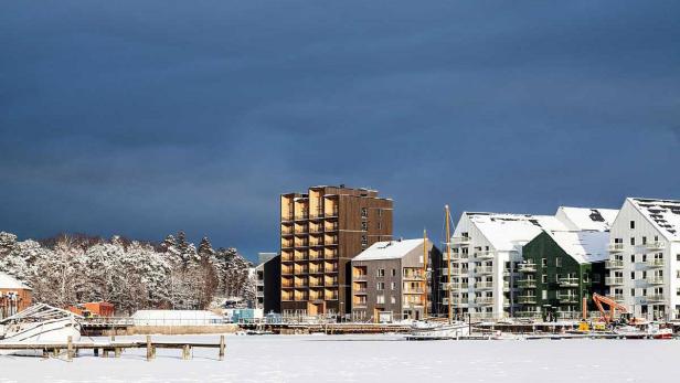 Das Kajstaden-Hochhaus aus Holz und weitere Gebäude im Winter.