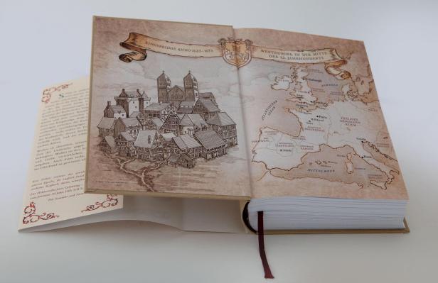 Eine geöffnete Buchseite mit einer Illustration von Kingsbridge und einer Karte Westeuropas im 12. Jahrhundert.