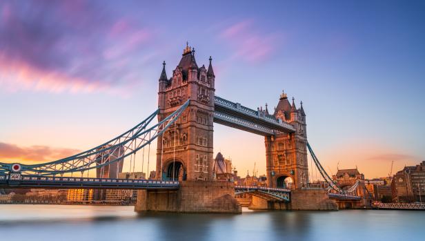 Der Tower Bridge in London bei Sonnenaufgang.
