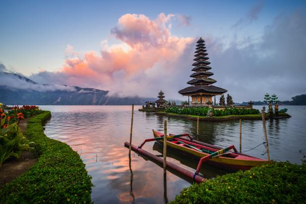 Der Pura Ulun Danu Bratan Tempel liegt an einem See in Bali, Indonesien.