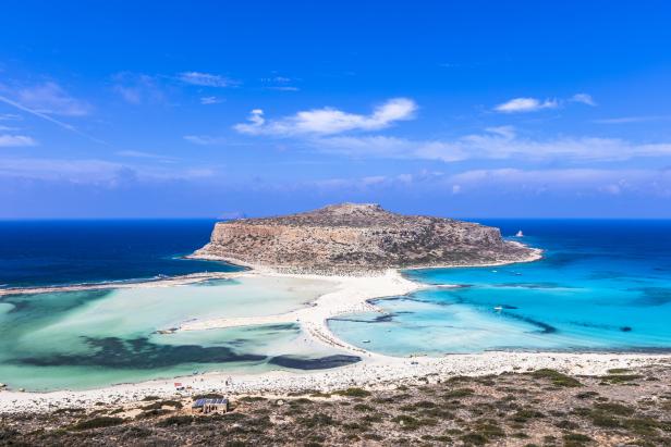 Ein Panoramablick auf die Lagune von Balos auf Kreta mit türkisfarbenem Wasser und weißem Sandstrand.