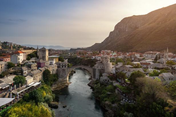 Die Stari Most Brücke überspannt den Fluss Neretva in Mostar, Bosnien und Herzegowina.