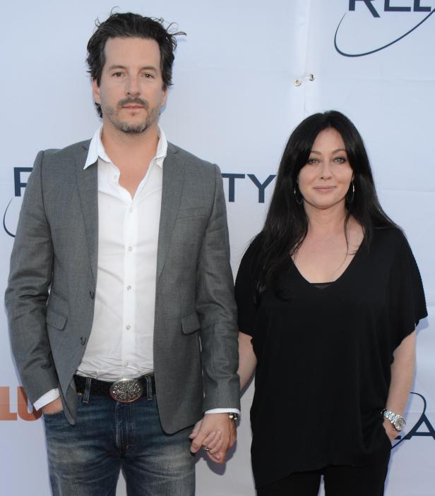 Shannen Doherty und ihr Ehemann Kurt Iswarienko halten Händchen.
