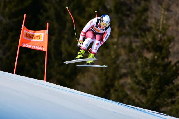 Ein Skirennläufer springt während eines Rennens in Cortina d'Ampezzo.