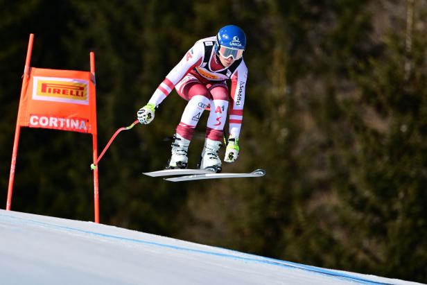 Eine Skirennläuferin springt während eines Abfahrtsrennens in Cortina d'Ampezzo.