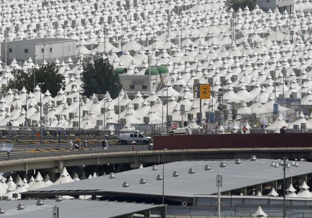 xyz Blick auf ein riesiges Zeltlager in Mina, Saudi-Arabien, während des Hadsch.