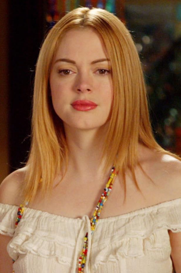 Rose McGowan mit blonden Haaren und einer bunten Halskette.