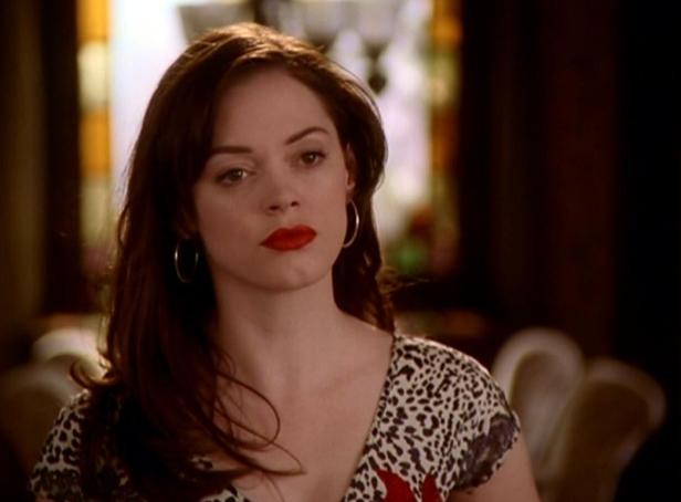 Rose McGowan mit roten Lippen und Leopardenmuster-Oberteil.
