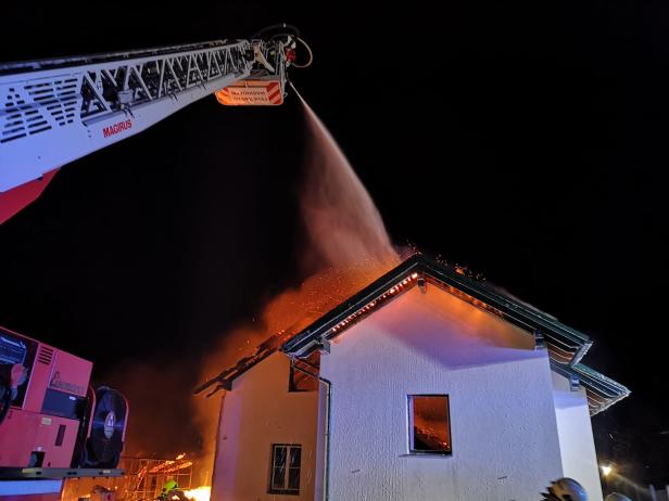 115 Feuerwehrleute bei Wohnhausbrand in NÖ im Einsatz