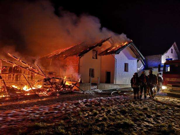 115 Feuerwehrleute bei Wohnhausbrand in NÖ im Einsatz