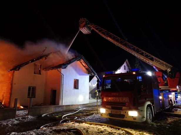 115 Feuerwehrleute bei Wohnhausbrand in NÖ im Einsatz