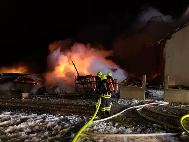 115 Feuerwehrleute bei Wohnhausbrand in NÖ im Einsatz
