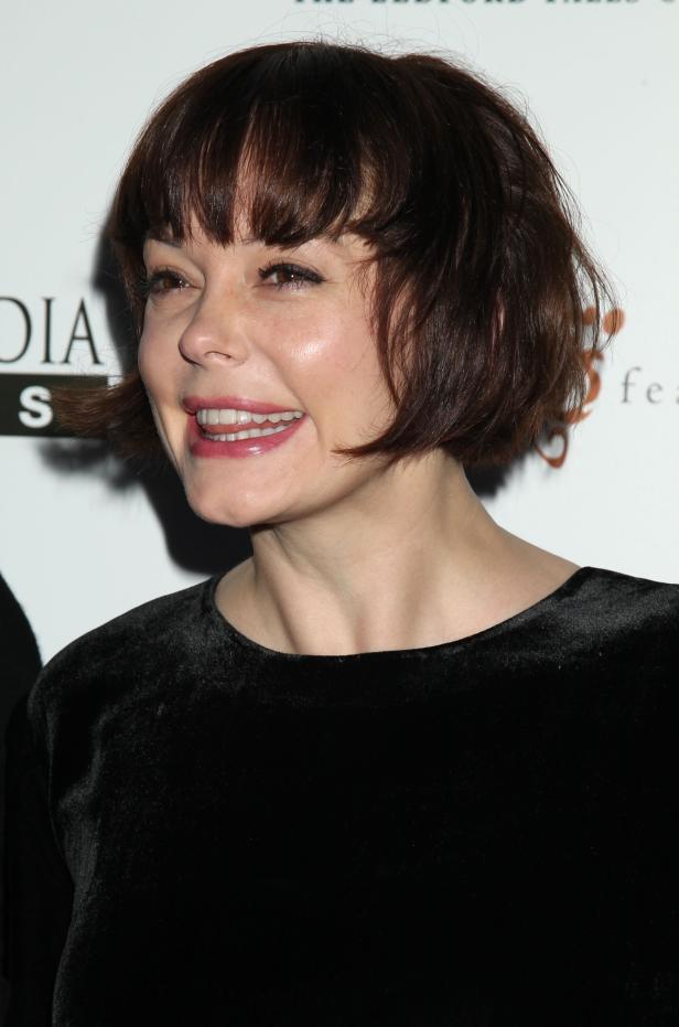 Rose McGowan lächelt auf einer Veranstaltung.
