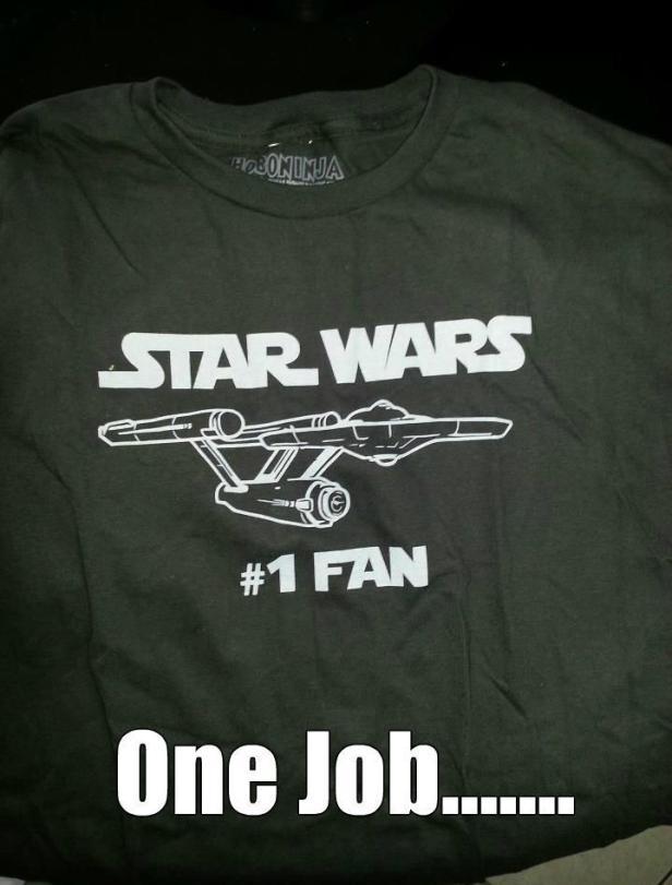 Ein T-Shirt mit dem Aufdruck „Star Wars“ und einem Raumschiff aus „Star Trek“ sowie der Aufschrift „#1 Fan“.